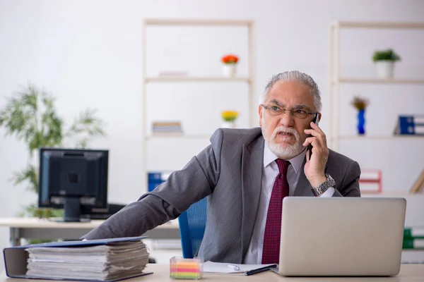 Alt männlich mitarbeiter sitting im die büro — Stockfoto