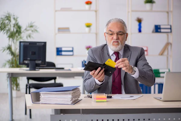 Vecchio dipendente di sesso maschile in possesso di carta di credito in ufficio — Foto Stock