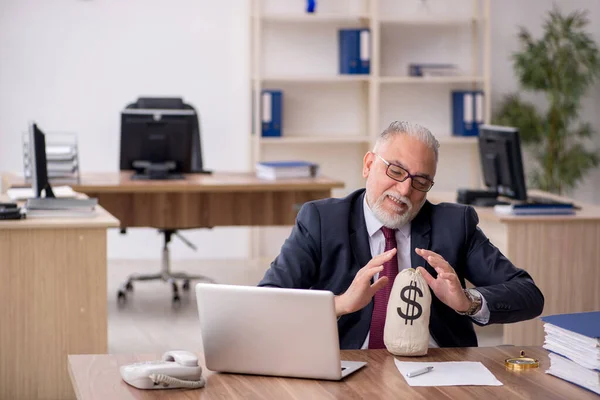 Old male employee in remuneration concept — Stock Photo, Image