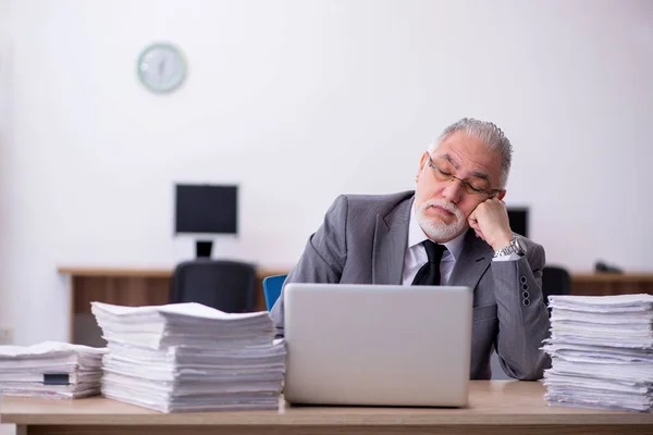 オフィスで過剰な仕事に不満を持つ元男性社員 — ストック写真