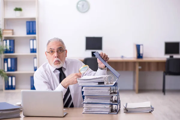Old male auditor working in the office — Stock Photo, Image