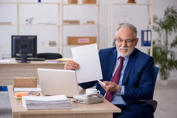 Vecchio dipendente maschile che lavora in ufficio — Foto Stock