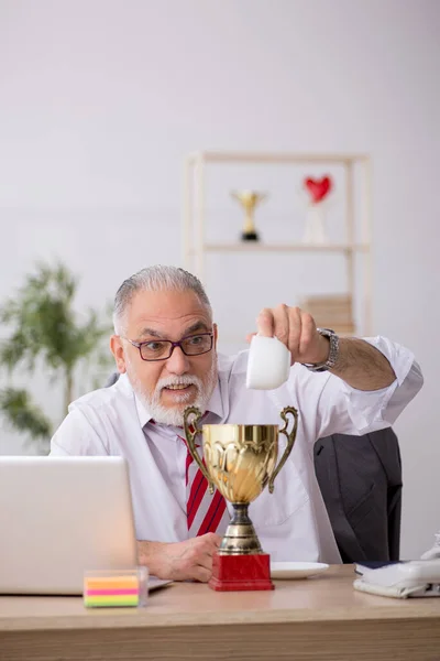 Viejo empleado siendo galardonado con copa de oro — Foto de Stock