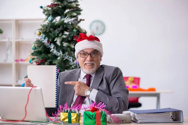 Employé masculin âgé célébrant Noël sur le lieu de travail — Photo