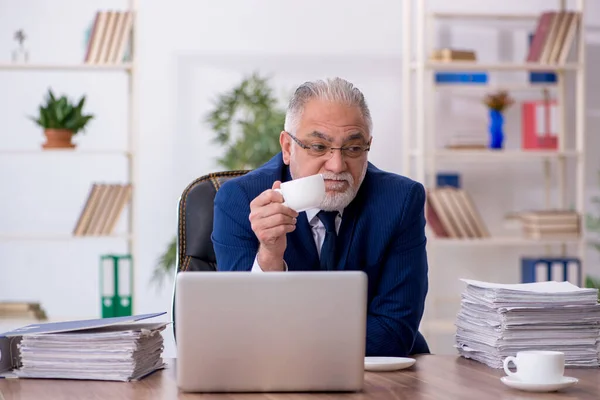 Alte männliche Angestellte trinkt Kaffee in der Pause — Stockfoto