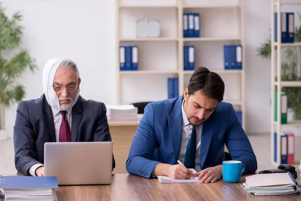 Old male employee suffering from toothache in the office — Stock Photo, Image