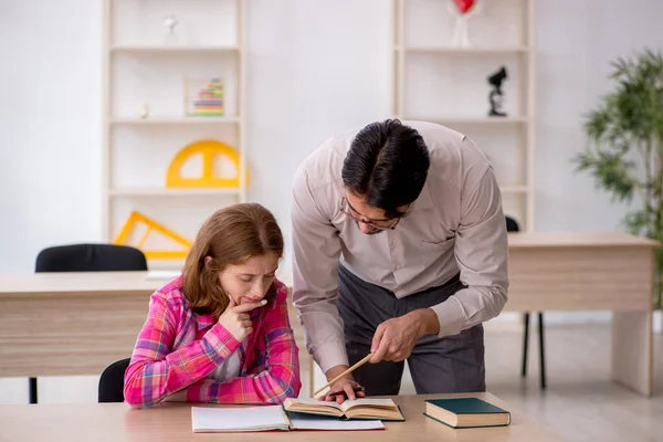 Νεαρό αρσενικό δάσκαλος και κοκκινομάλλα κορίτσι στην τάξη — Φωτογραφία Αρχείου
