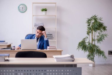 Genç erkek çalışanın aşırı işten memnun olmaması.