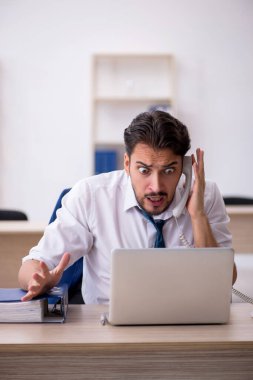 Ofiste çalışan genç bir erkek.