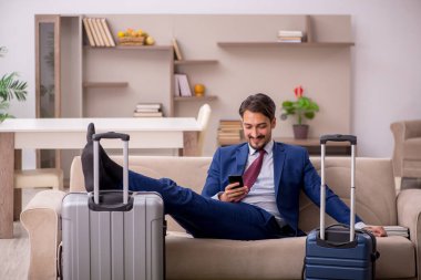 Genç işadamı eve gitmeye hazırlanıyor.