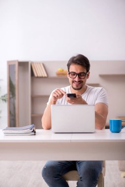 Genç erkek serbest çalışan. Evden çalışıyor.