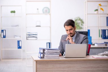 Ofiste çalışan genç işadamı.