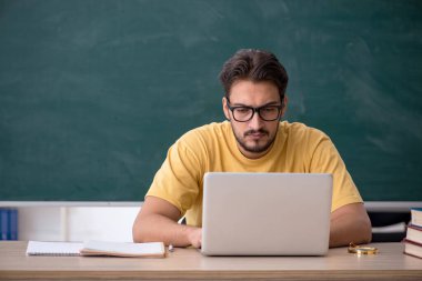 Telekulasyon konseptinde genç bir erkek öğrenci.