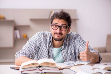 Evde sınava hazırlanan genç bir erkek öğrenci.