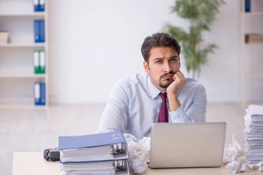 Reddedilmiş fikirler konseptinde genç bir erkek çalışan