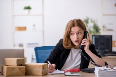 Kutu teslimat servisinde çalışan genç bir kadın.