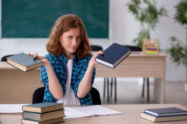 Sınava hazırlanan genç kız öğrenci.