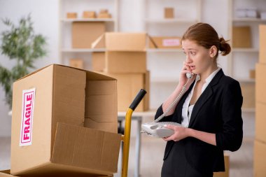 Genç bayan profesyonel nakliyeci evde taşınıyor.