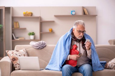 Yaşlı adam evde acı çekiyor.
