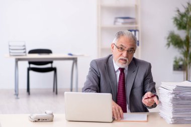 Eski erkek çalışanım ve ofiste çok işim var.