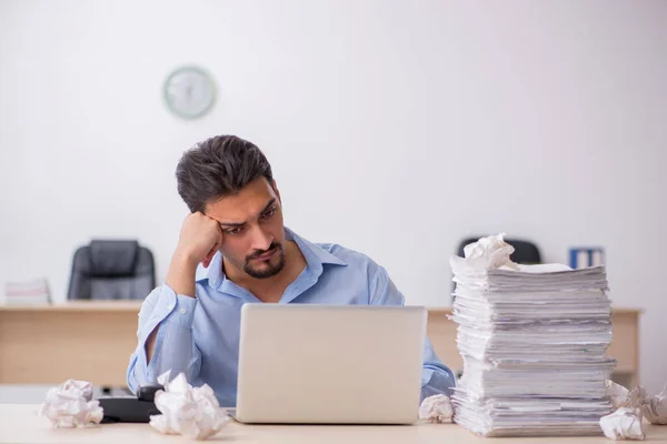 Joven empleado masculino rechazando nuevas ideas en la oficina — Foto de Stock