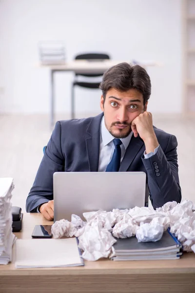 Joven empleado masculino en el concepto de lluvia de ideas —  Fotos de Stock