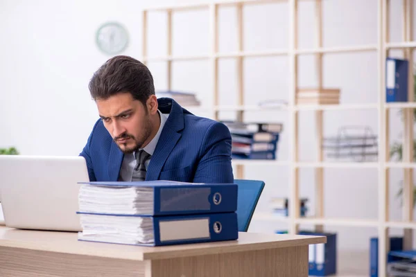 Jeune beau employé travaillant dans le bureau — Photo