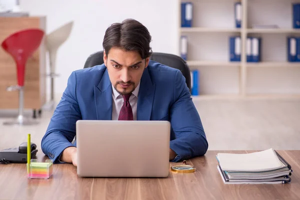 Ung manlig anställd på arbetsplatsen — Stockfoto