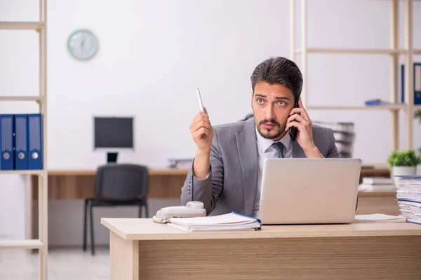 Giovane dipendente maschile che lavora in ufficio — Foto Stock