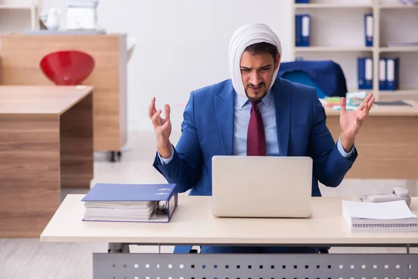 Jonge mannelijke werknemer met kiespijn op het werk — Stockfoto