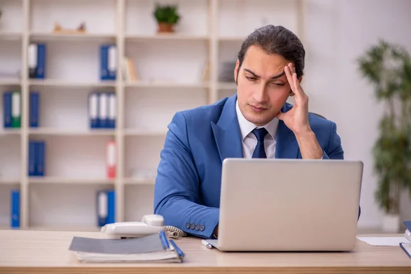 Joven empleado masculino sentado en la oficina —  Fotos de Stock