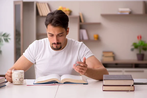 Ung manlig student som studerar hemma under en pandemi — Stockfoto