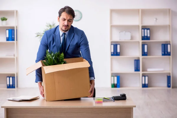 Junge männliche Mitarbeiter in Standortverlagerungskonzept — Stockfoto