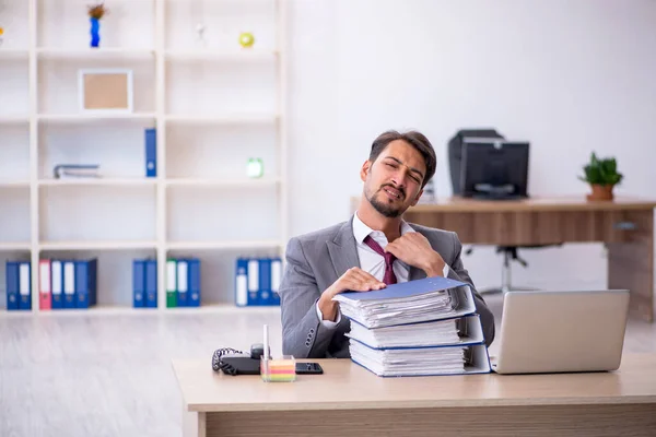 Jeune employé masculin travaillant au bureau — Photo