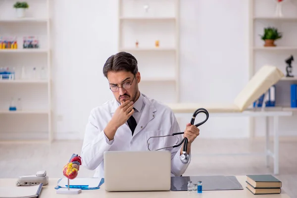 Jonge mannelijke cardioloog werkzaam in de kliniek — Stockfoto