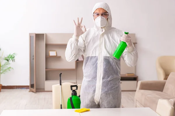 Jovem empreiteiro fazendo controle de pragas em casa — Fotografia de Stock