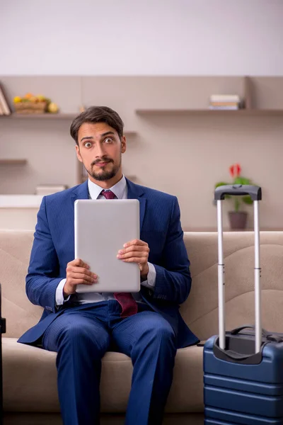 Joven hombre de negocios preparándose para el viaje a casa —  Fotos de Stock