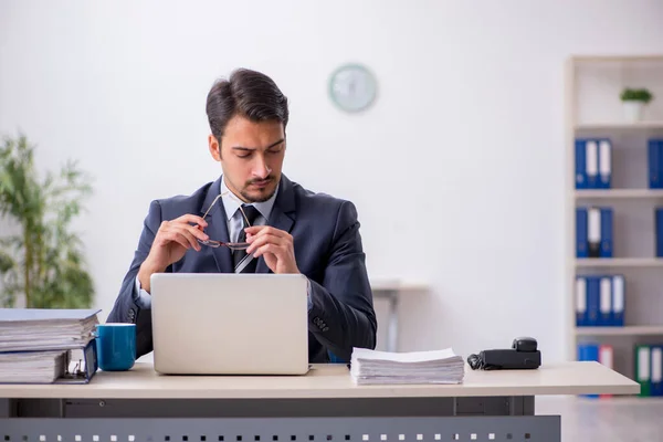 Jovem trabalhador masculino sentado no local de trabalho — Fotografia de Stock