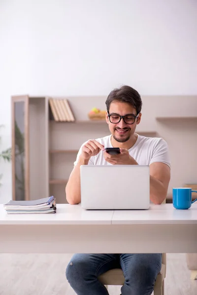 Junge männliche Freiberufler arbeiten von zu Hause aus — Stockfoto