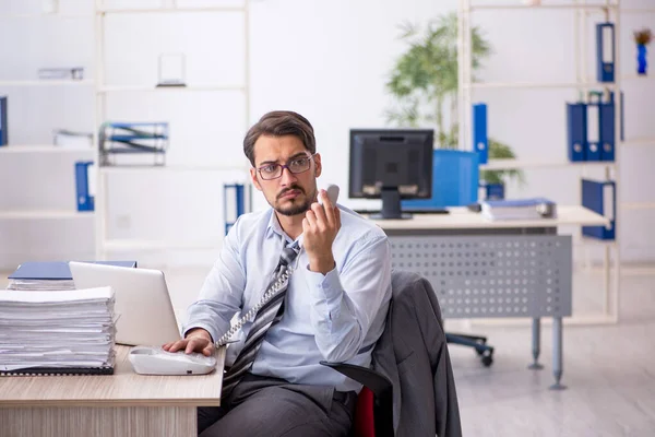 Jeune homme d'affaires employé travaillant dans le bureau — Photo