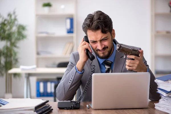 Ung manlig anställd begår självmord på kontoret — Stockfoto