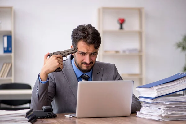 Junge männliche Angestellte begeht Selbstmord im Büro — Stockfoto