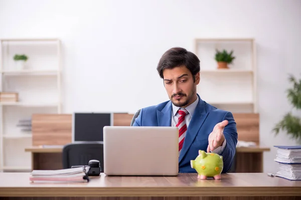 Jonge mannelijke werknemer in pensioenconcept op het werk — Stockfoto