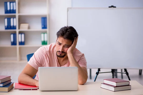 Joven estudiante masculino preparándose para los exámenes en el aula —  Fotos de Stock