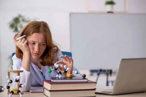 Joven estudiante de química que estudia el modelo molecular — Foto de Stock