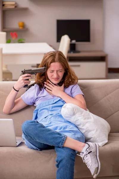 Mladá žena trpí doma — Stock fotografie