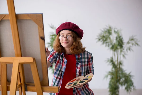 Mladá dívka těší malování doma — Stock fotografie