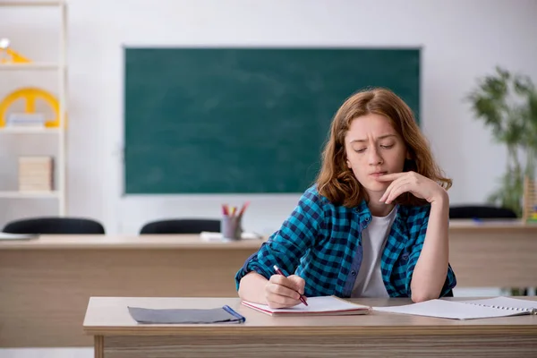 Mladá studentka se připravuje na zkoušku ve třídě — Stock fotografie