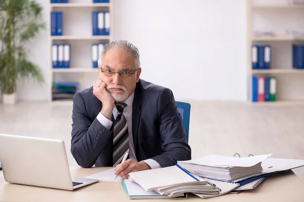 Ancien employé masculin travaillant dans le bureau — Photo