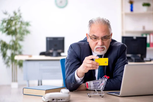 Viejo empleado masculino en concepto de comercio electrónico — Foto de Stock